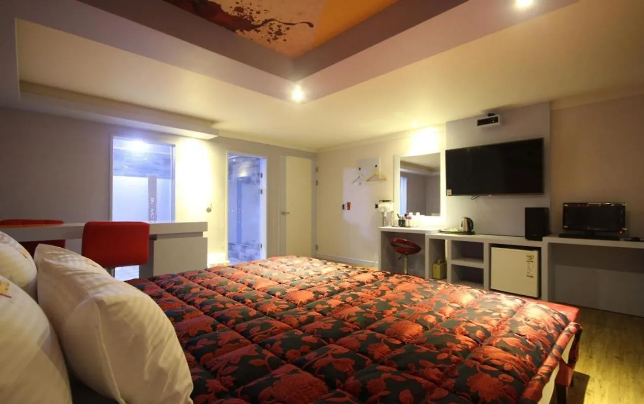 9St Traveltel Otel Busan