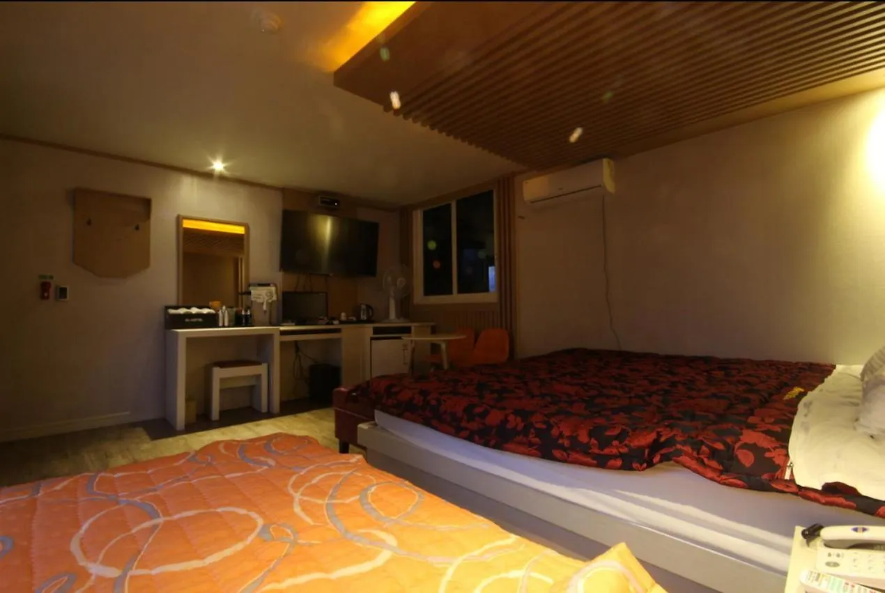 9St Traveltel Otel Busan